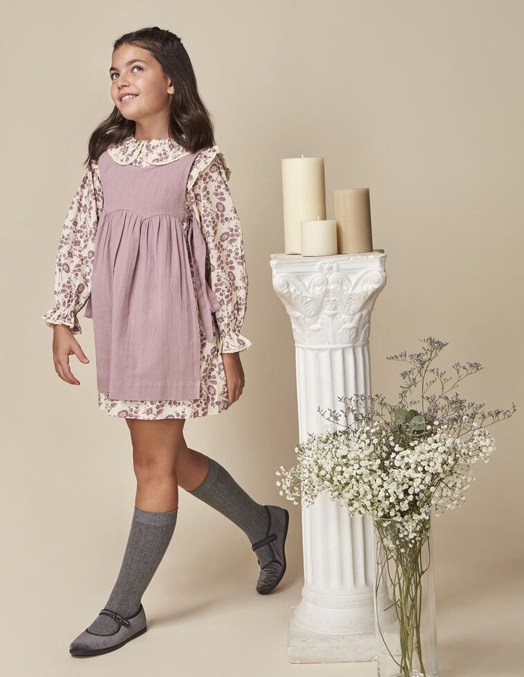 Vestido flores con delantal morado