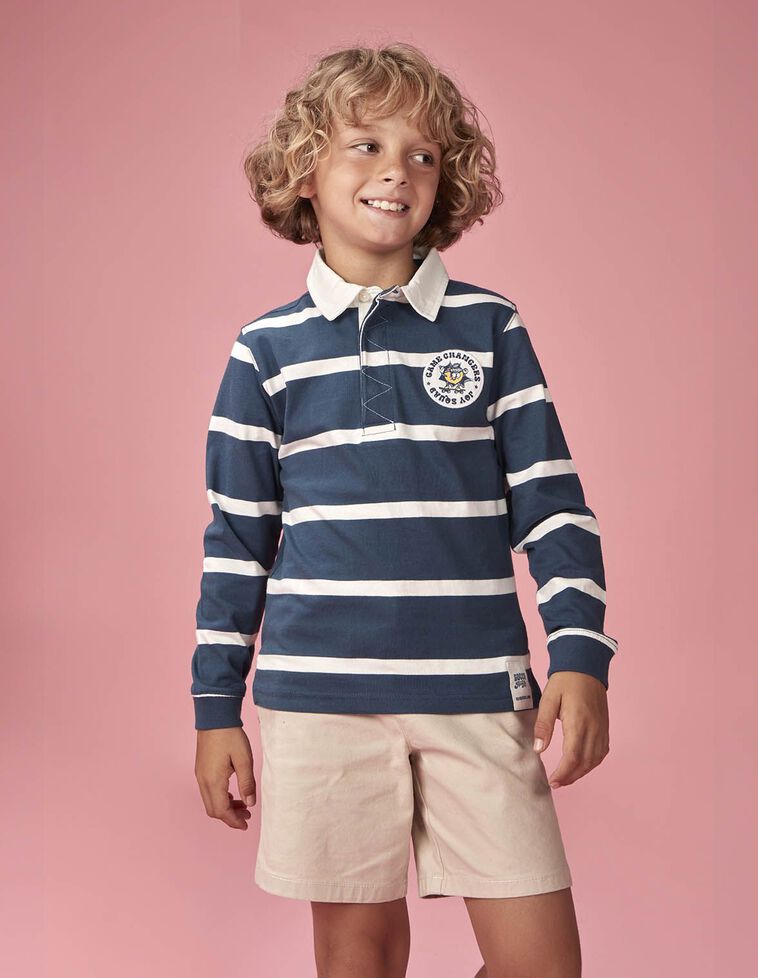 Polo de rayas con parche gráfico azul
