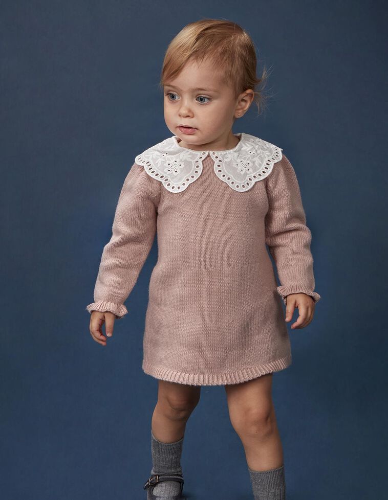 Vestido de punto con cuello volante lila con lana