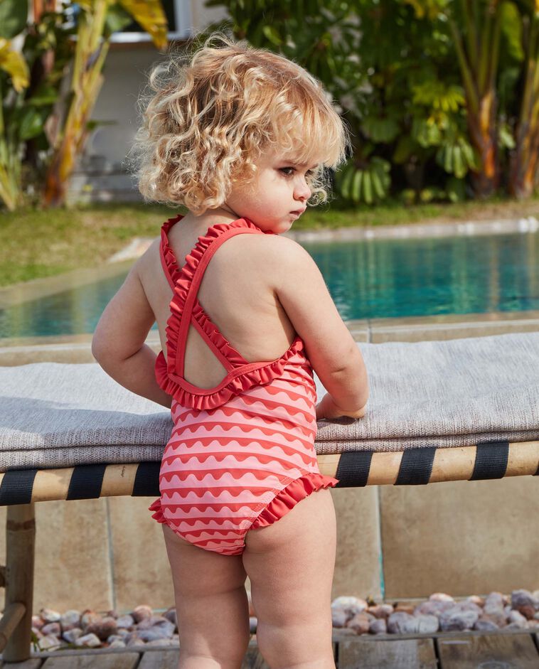 Ba&ntilde;ador estampado de ondas con volantes rosa