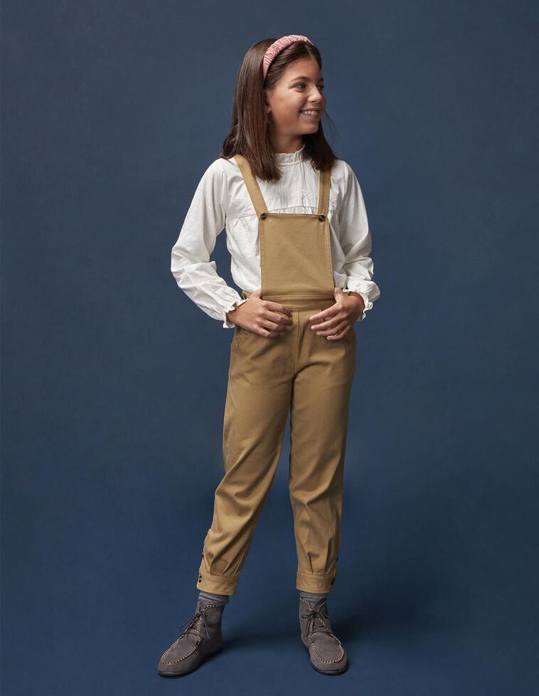 Peto con bordado camel