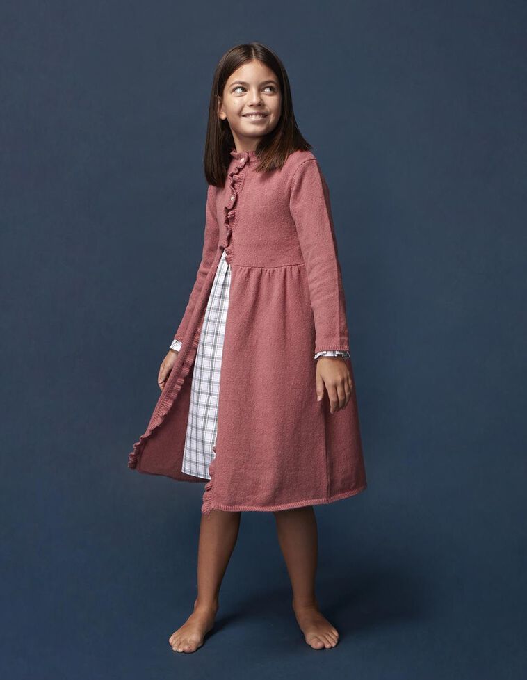Bata de punto con lana y volante rosa