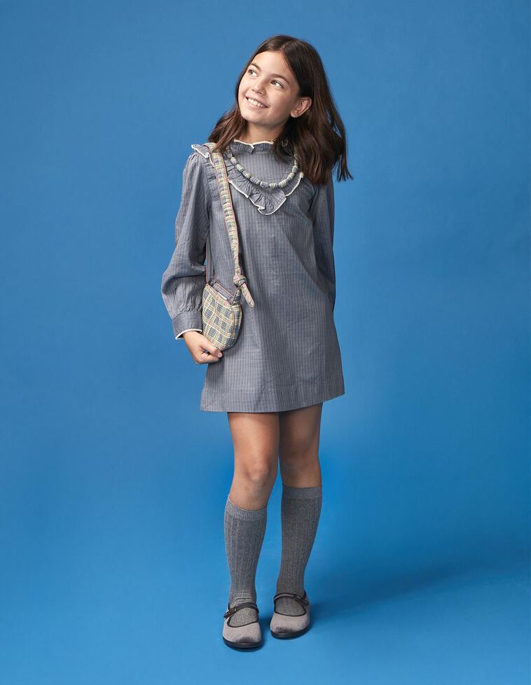 Vestido azul con volante y cuello alto