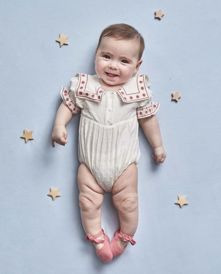 Ranita con bordados a contraste blanco