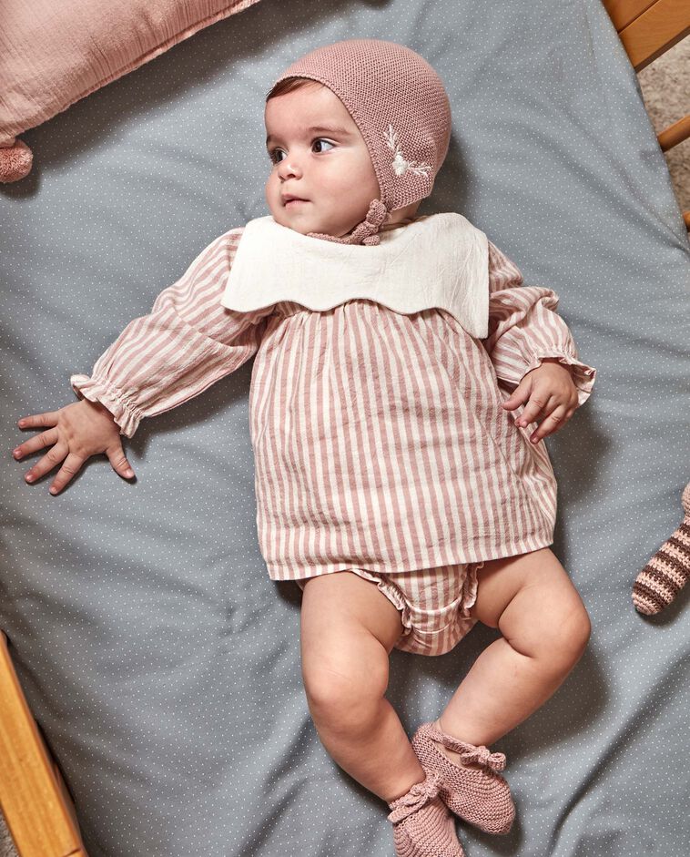 Vestido de rayas rosa reci&eacute;n nacido