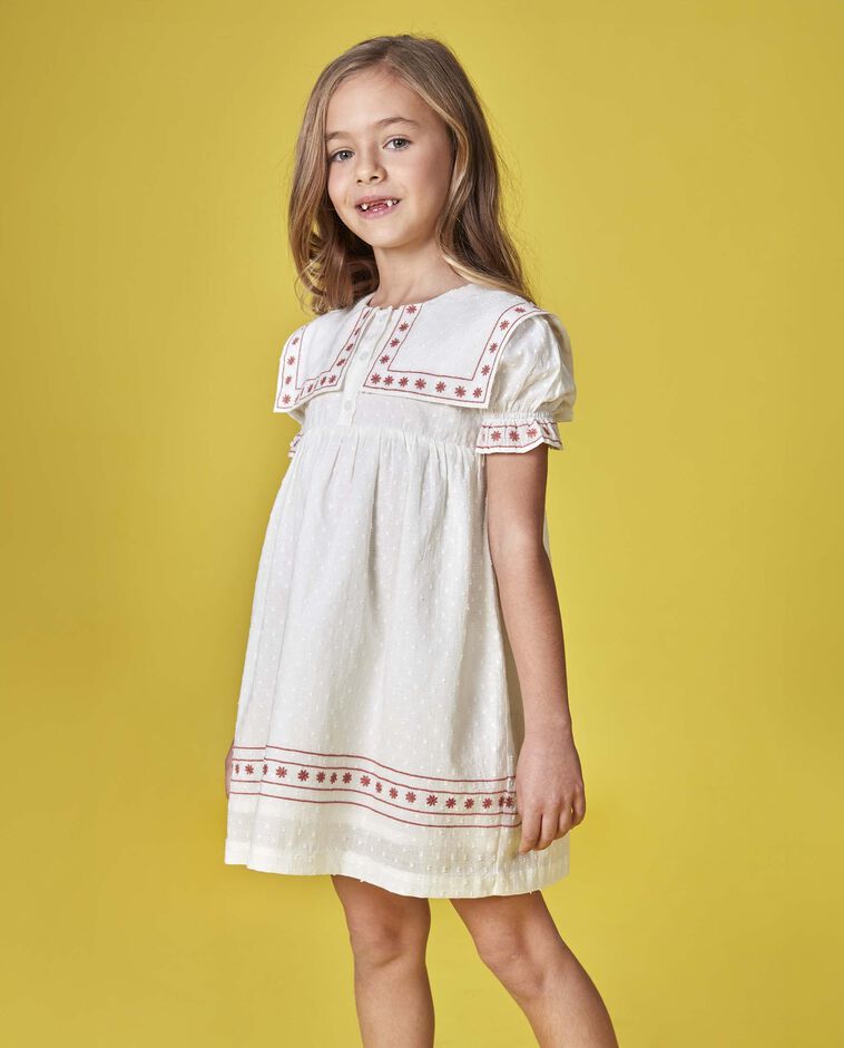 Vestido con bordados a contraste blanco