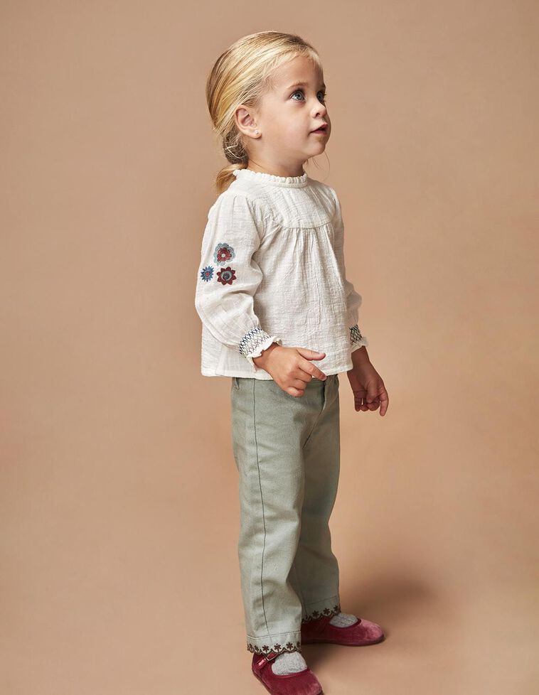 Blusa con bordado blanco