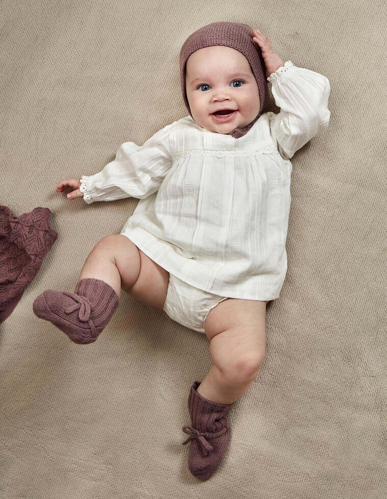 Vestido de manga larga con jaretas y cinta bordada blanco