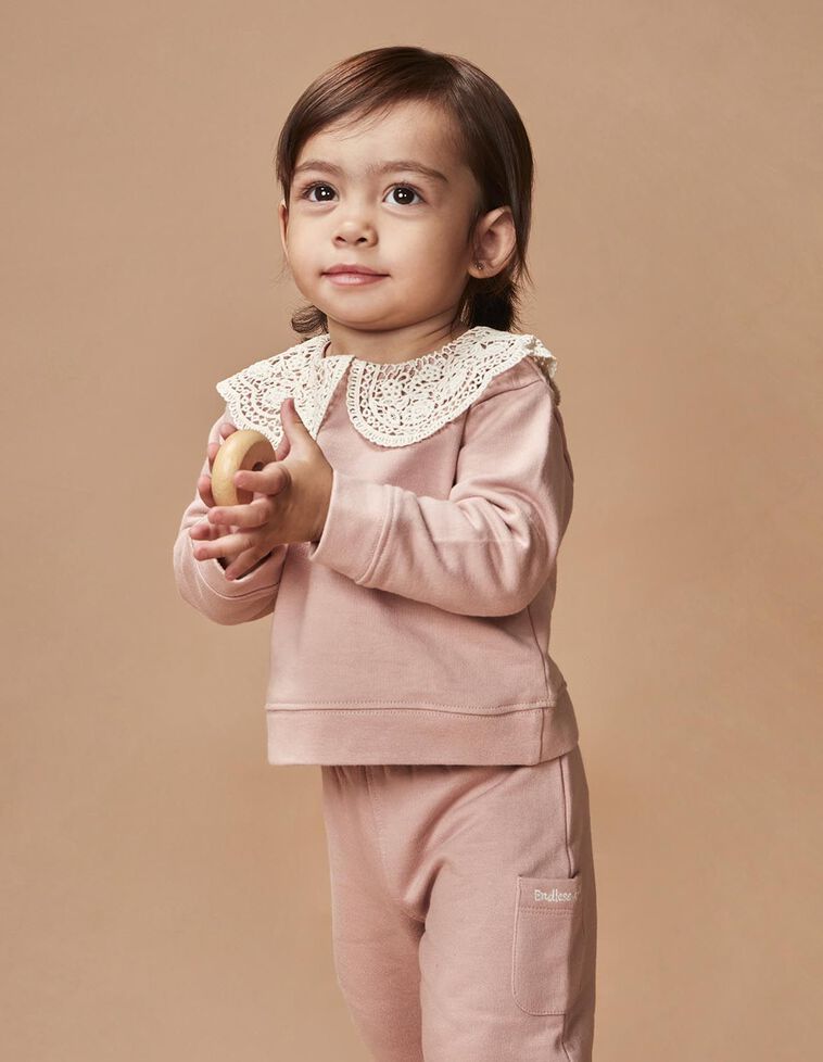 Sudadera cuello crochet lila