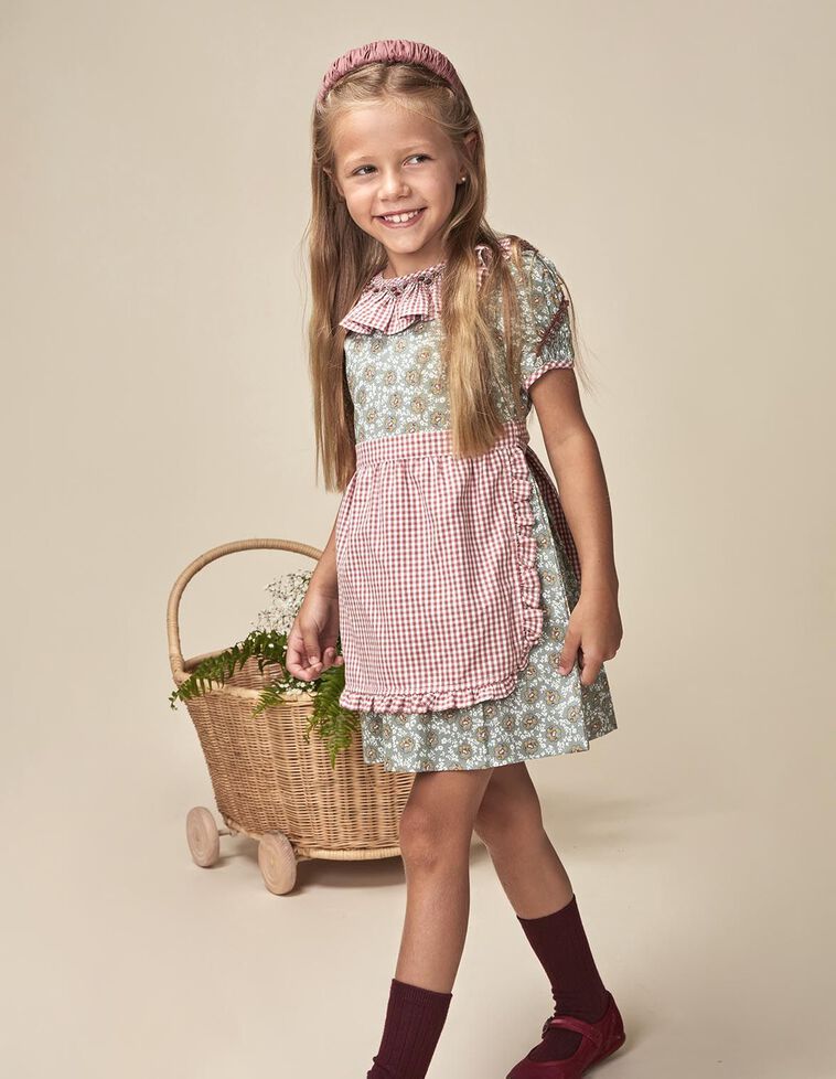 Vestido con delantal verde oscuro