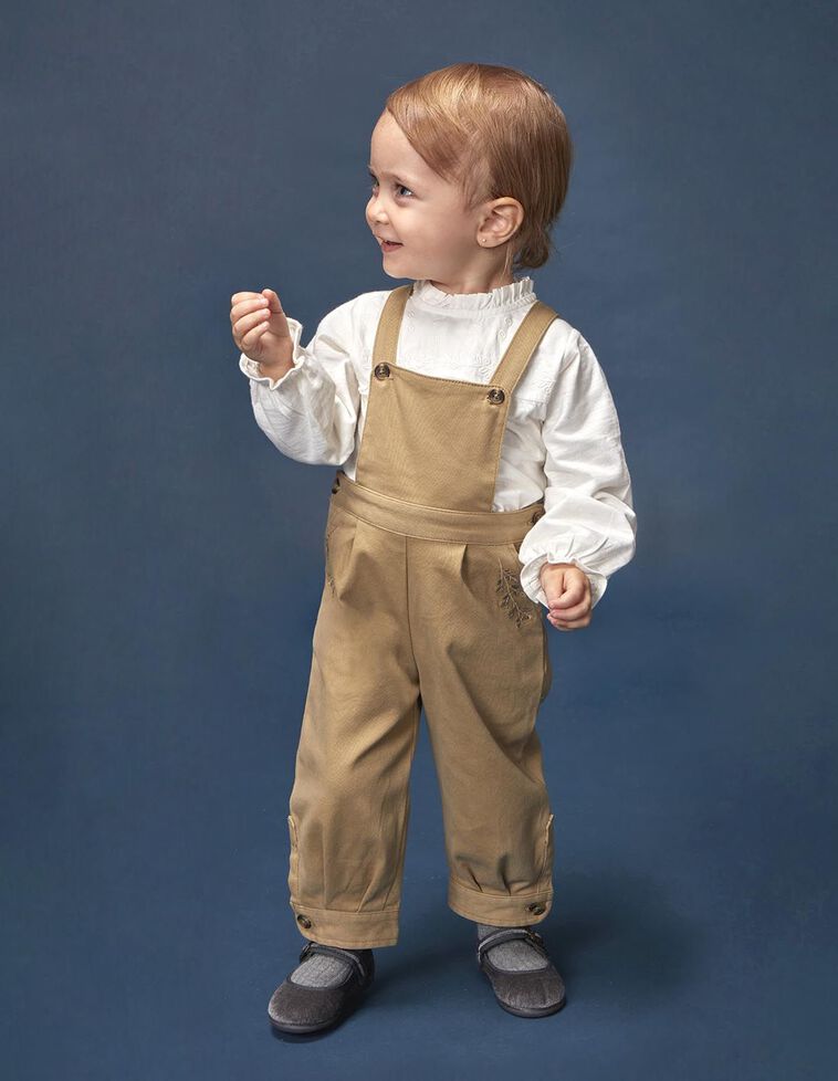 Peto con bordado camel