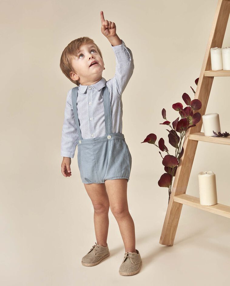 Pantal&oacute;n corto de lino con tirantes azul