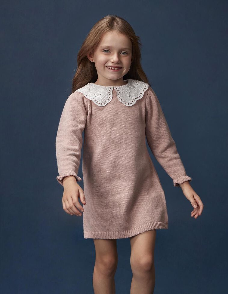 Vestido de punto con cuello volante lila con lana