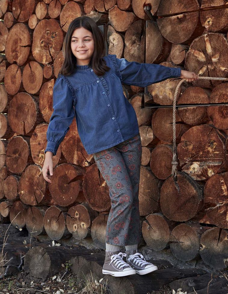 Blusa vaquera con volantes azul claro