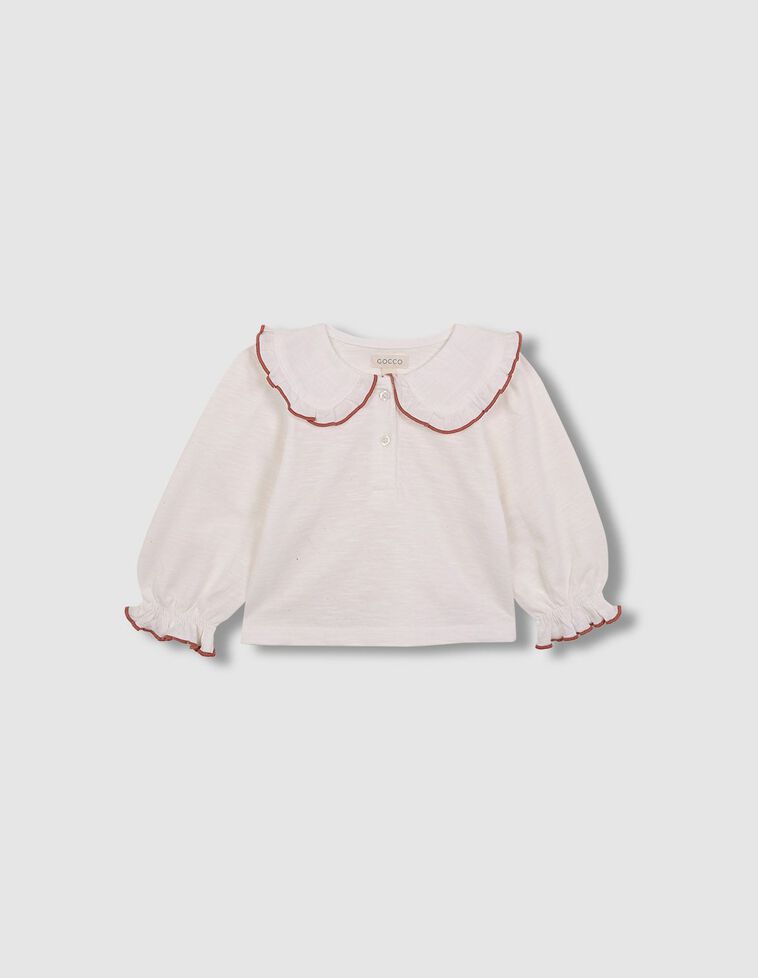 Camiseta con cuello blanco