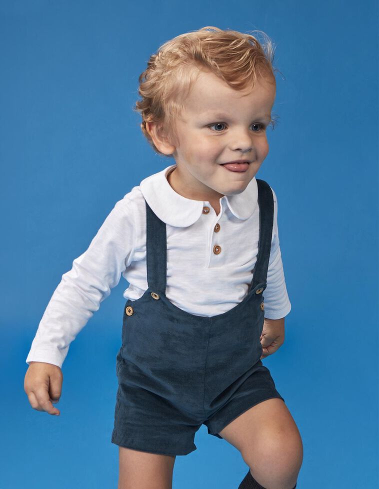 Pantal&oacute;n corto con tirante con detalle delantero verde