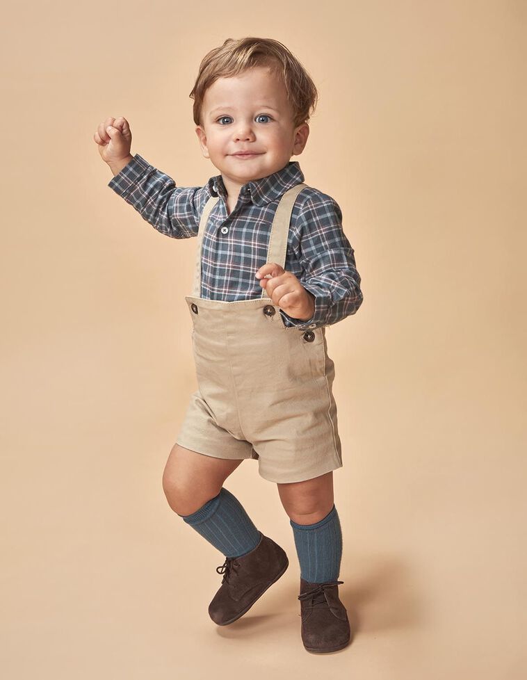 Pantalón corto con tirantes piedra